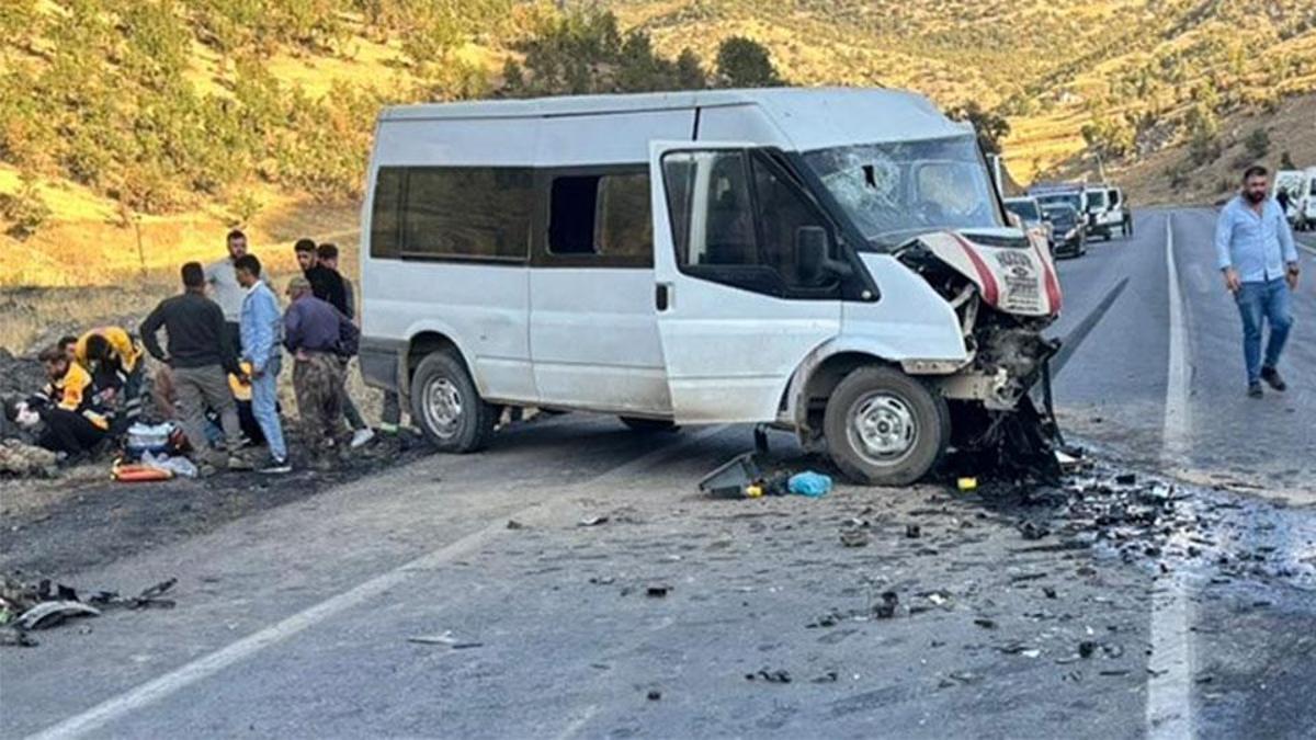 Şırnak'ta yolcu minibüsü ile hafif ticari araç çarpıştı: Çok sayıda yaralı var...