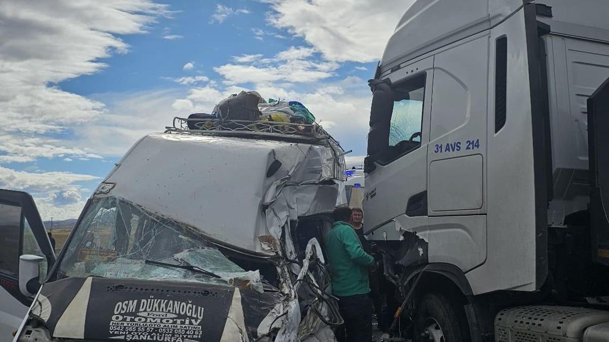 Nevşehir'de can pazarı: TIR ile minibüs çarpıştı