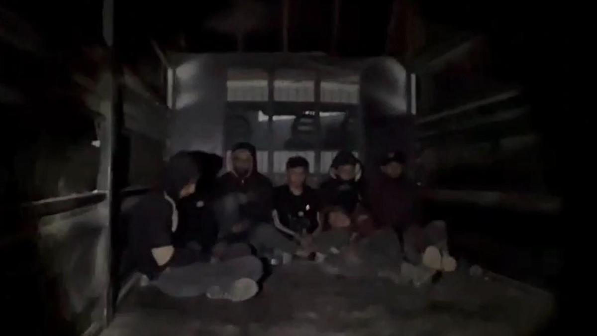 Hatayda 8 kaçak göçmen ve 3 göçmen kaçakçısı yakalandı