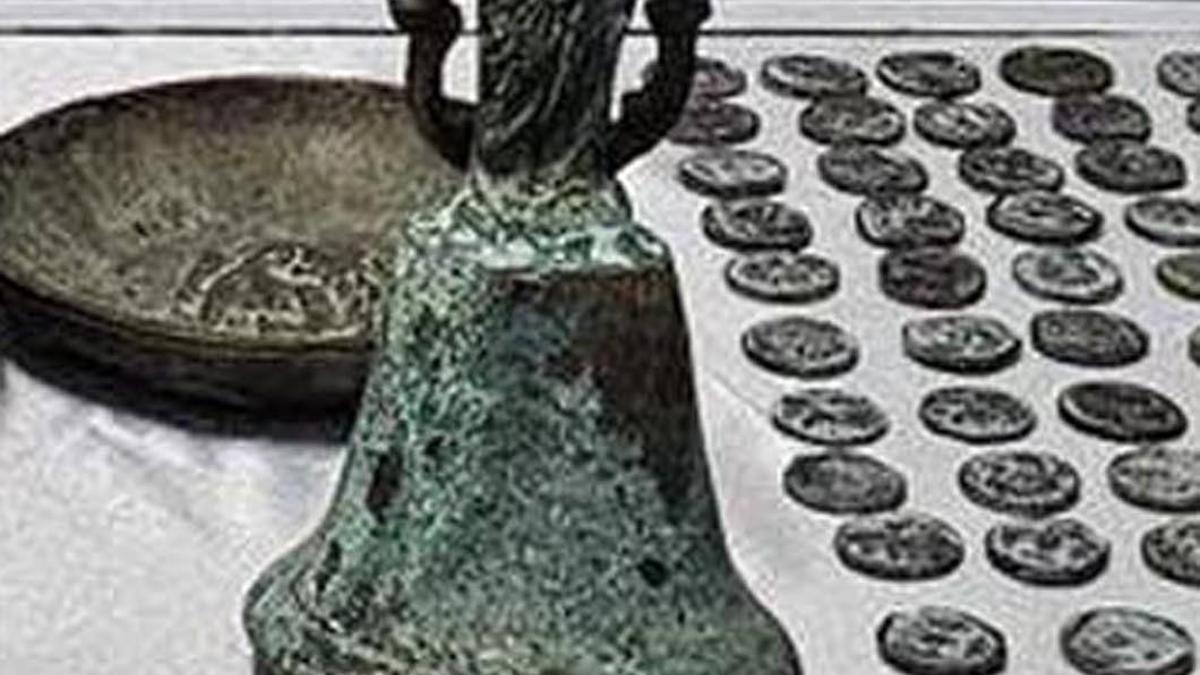 Kars'ta Meryem Ana figürlü çan ile çok sayıda tarihi eser ele geçirildi