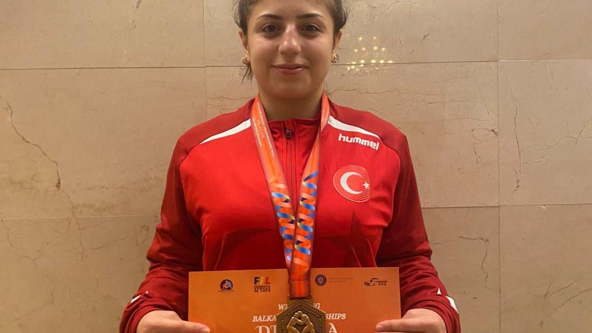 Sivaslı güreşçiler Balkan Şampiyonası'ndan madalya ile döndü