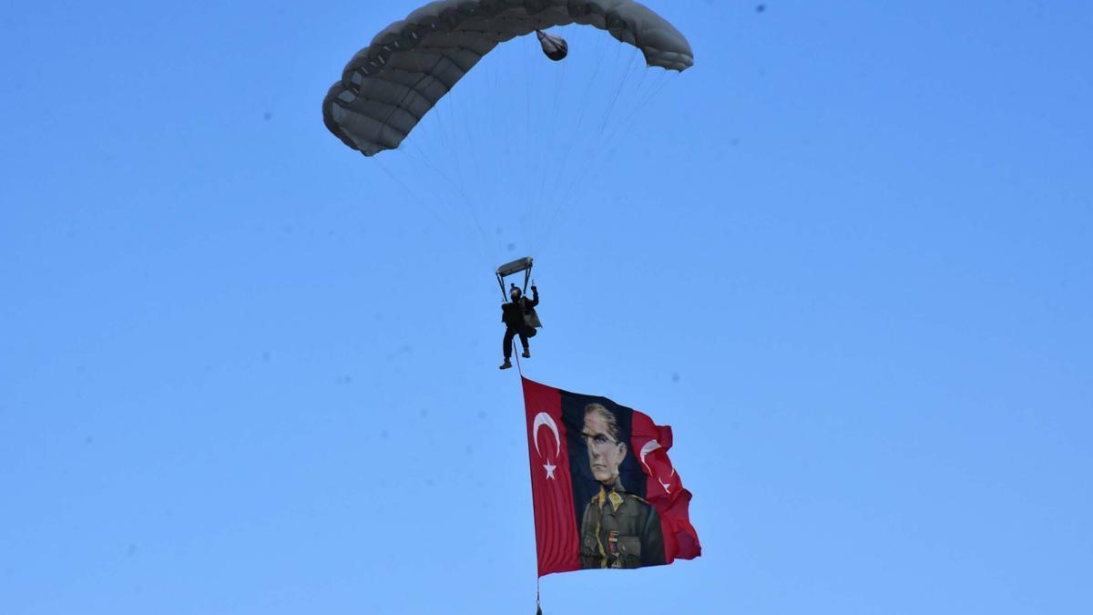 İzmir Foça'da 'Keskin Nişancı Atışları' yarışması ve 'Çelik Kanatlar' gösterisi