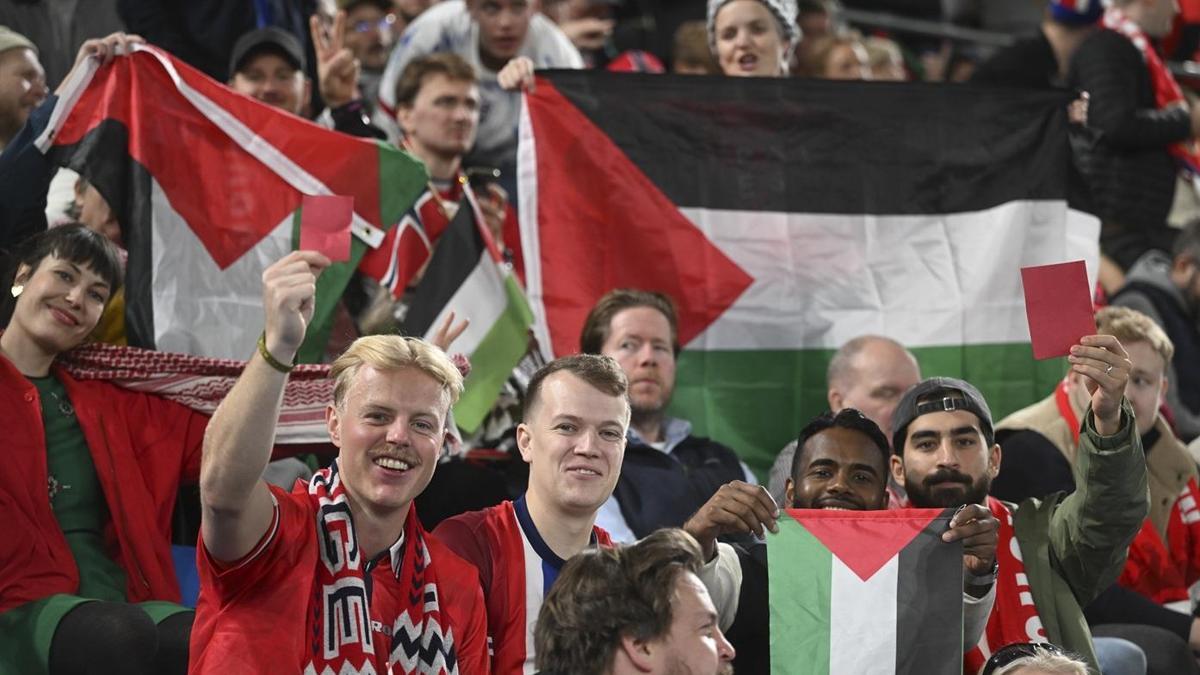 Norveç taraftarları, İsrail'e 4 bin kırmızı kart gösterdi