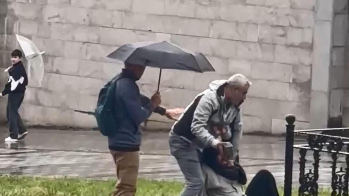 Önce yerde sürükledi sonra kaldırım taşıyla darbetti