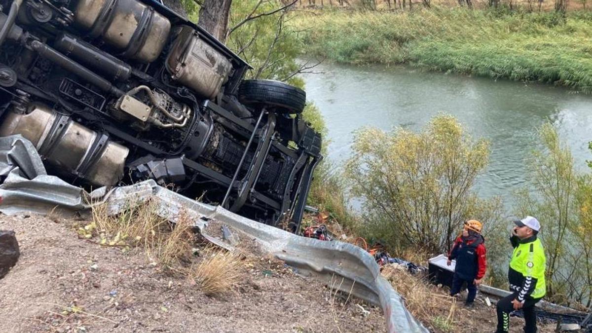 Sivasta sebze yüklü tır devrildi: Sürücü 2 saatlik çalışmayla kurtarıldı