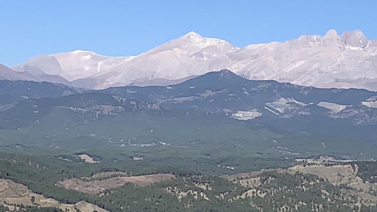 Aladağ ilçesinde yüksek kesimlere kar yağdı