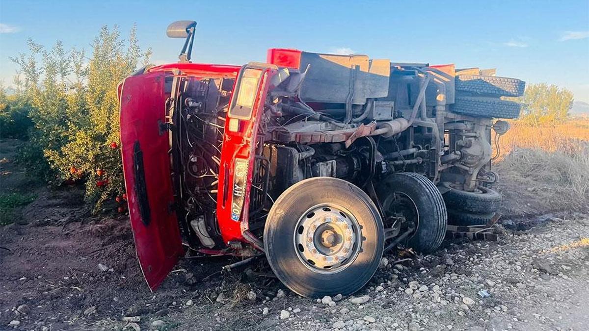 Antalya'da İtfaiye aracı devrildi: 2 yaralı