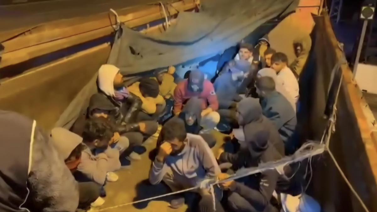 Hatayda TIRdan 28 kaçak göçmen çıktı