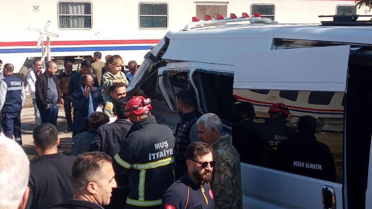 Yolcu treni, okul servisi minibüsüne çarptı: 17 öğreci yaralandı