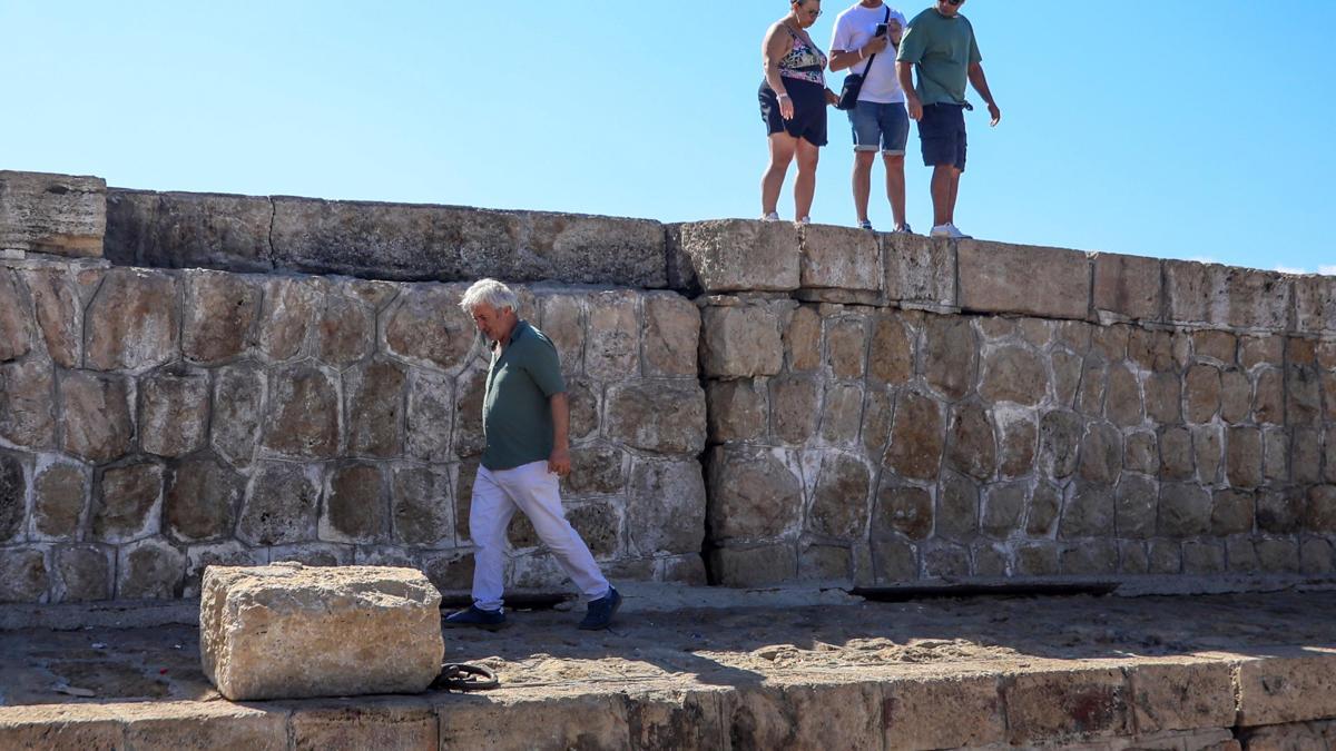 Üzerindeki çatlaklar her yıl büyüyen mendireğin yıkılma tehlikesi
