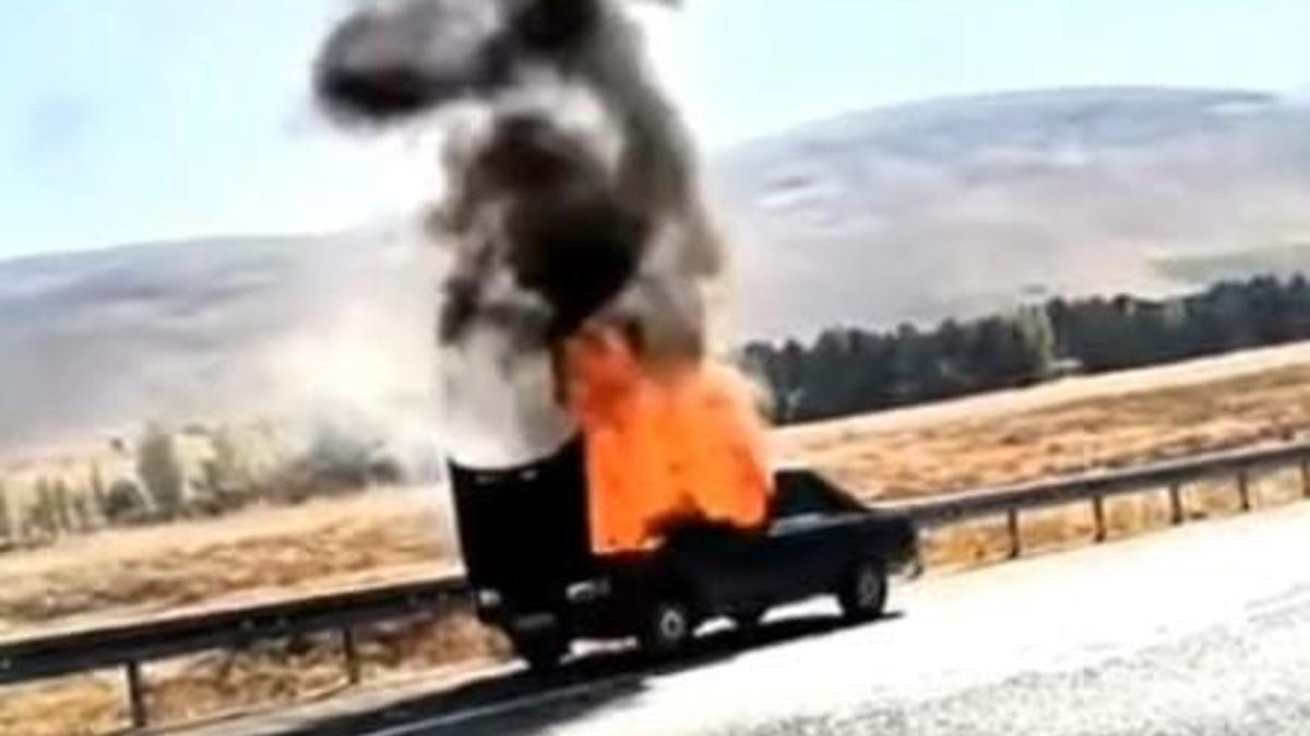 Seyir halinde alev alan otomobil yandı