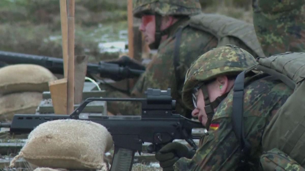 Almanyada askerlik krizi: 'Zorunlu kura formülü masada!