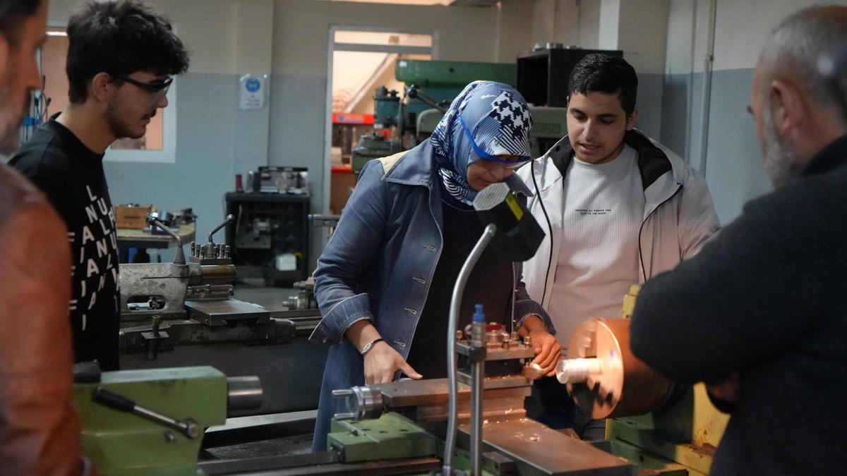 Sınıfta 30 erkek arasında tek kadın! 45 yaşında çocukluk hayalini gerçekleştirdi