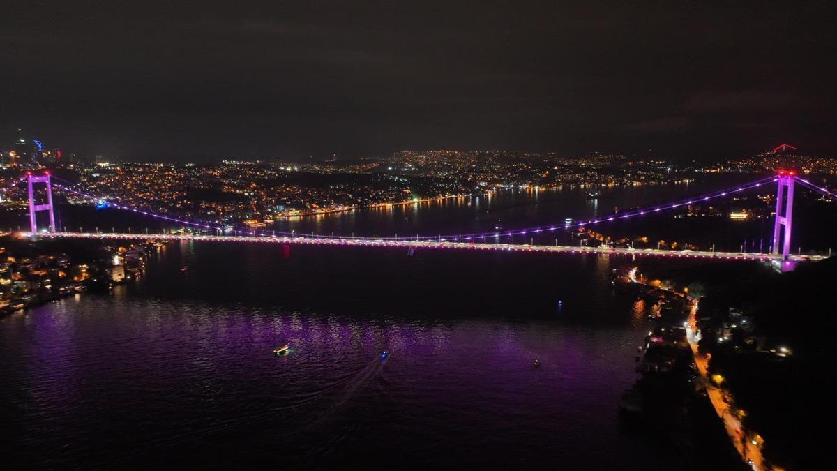 Meme kanseri farkındalığı! İstanbul'da iki köprü pembe renkle aydınlatıldı