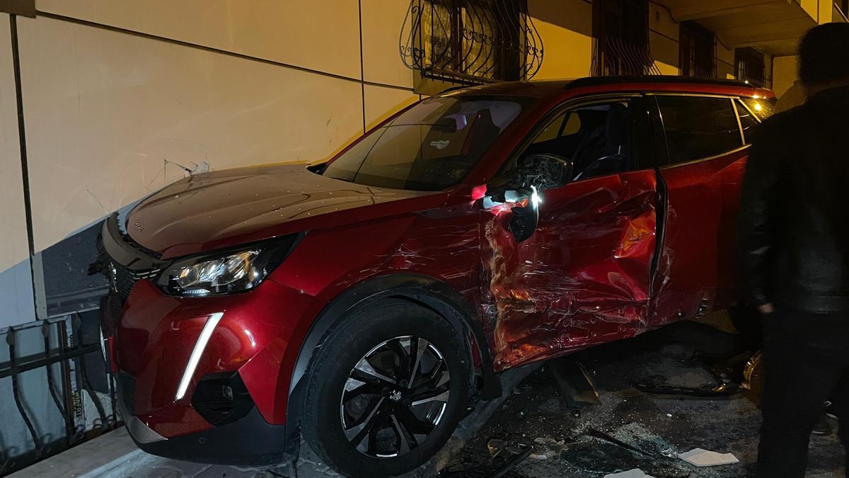 İstanbul - Eyüpsultan'da yokuş aşağı inen otomobil park halindeki 8 araca çarptı