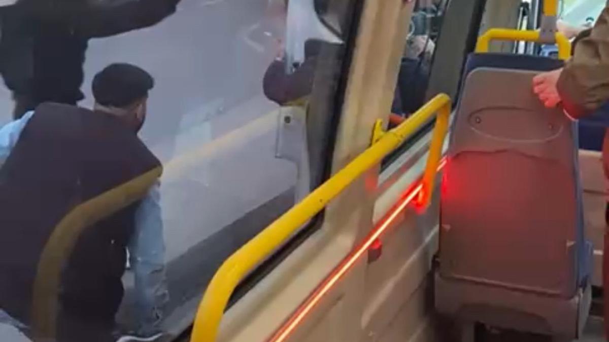 İstanbul - Kağıthanede minibüs şoföründen meslektaşına tekme tokat saldırı; Sen öldün diye tehdit etti