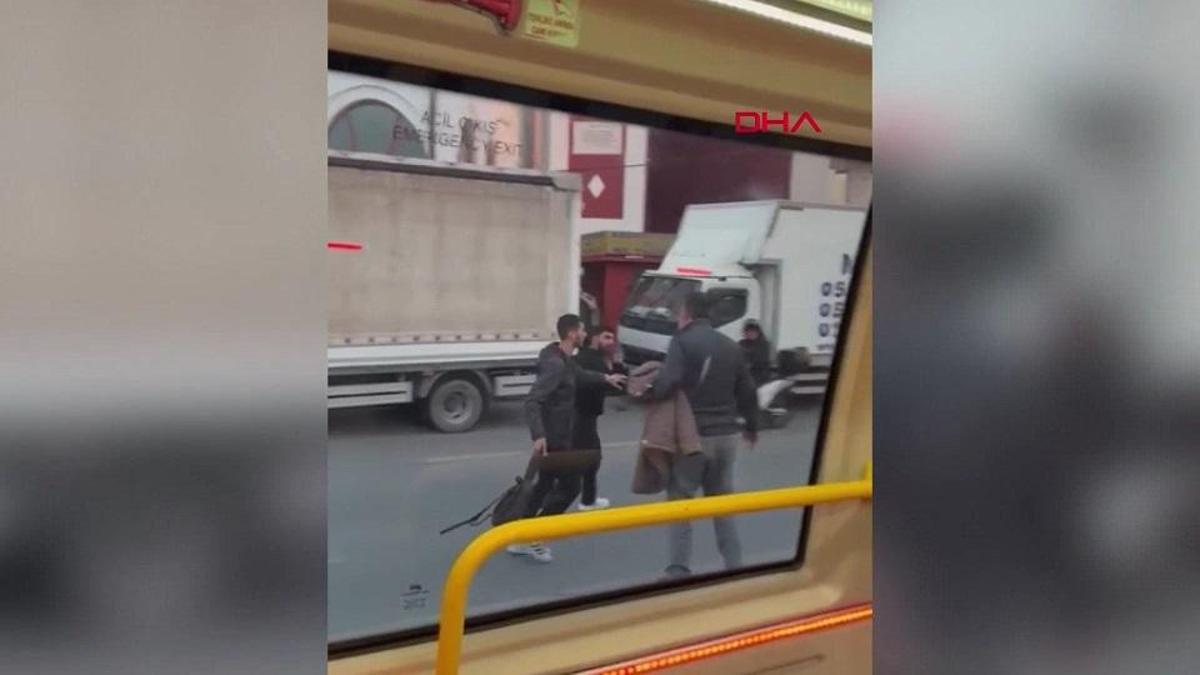 'SEN ÖLDÜN' | Minibüs şoföründen meslektaşına tekmeli saldırı