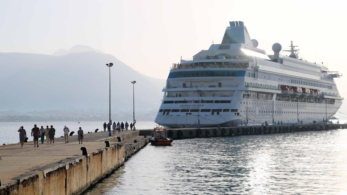 Rus turistler kruvaziyerle geldi