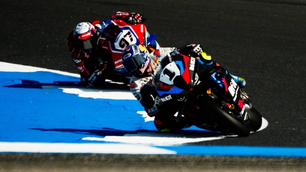 Toprak Razgatlıoğlu, şampiyon olacağı yarışı Bulega'nın çarpması sonucu tamamlayamadı