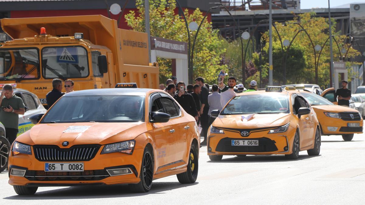 Van'da taksicilerden Rojin için kornalı eylem