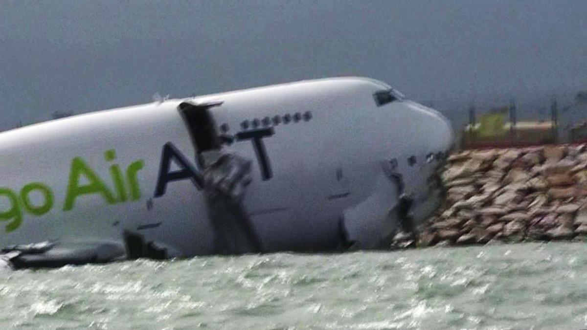 Son Dakika: Hong Kong'da pistten çıkan uçak denize düştü: 2 ölü