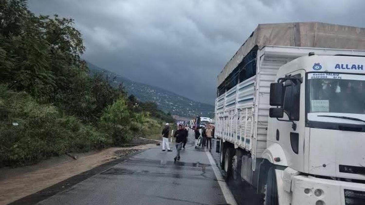 Hatayda sağanak nedeniyle otoyol çöktü, yolları su bastı, denizde hortum çıktı