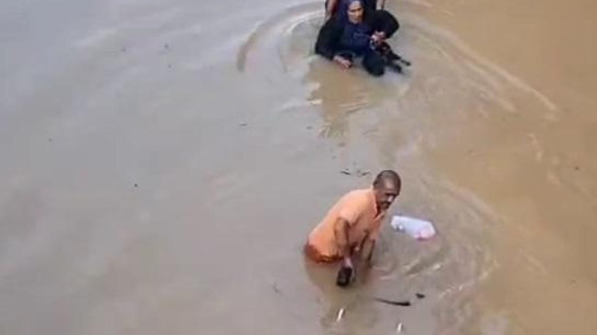 Hatay'da yürekleri ağza getiren anlar! Engelli yaşlı kadın sel sularının altında mahsur kaldı