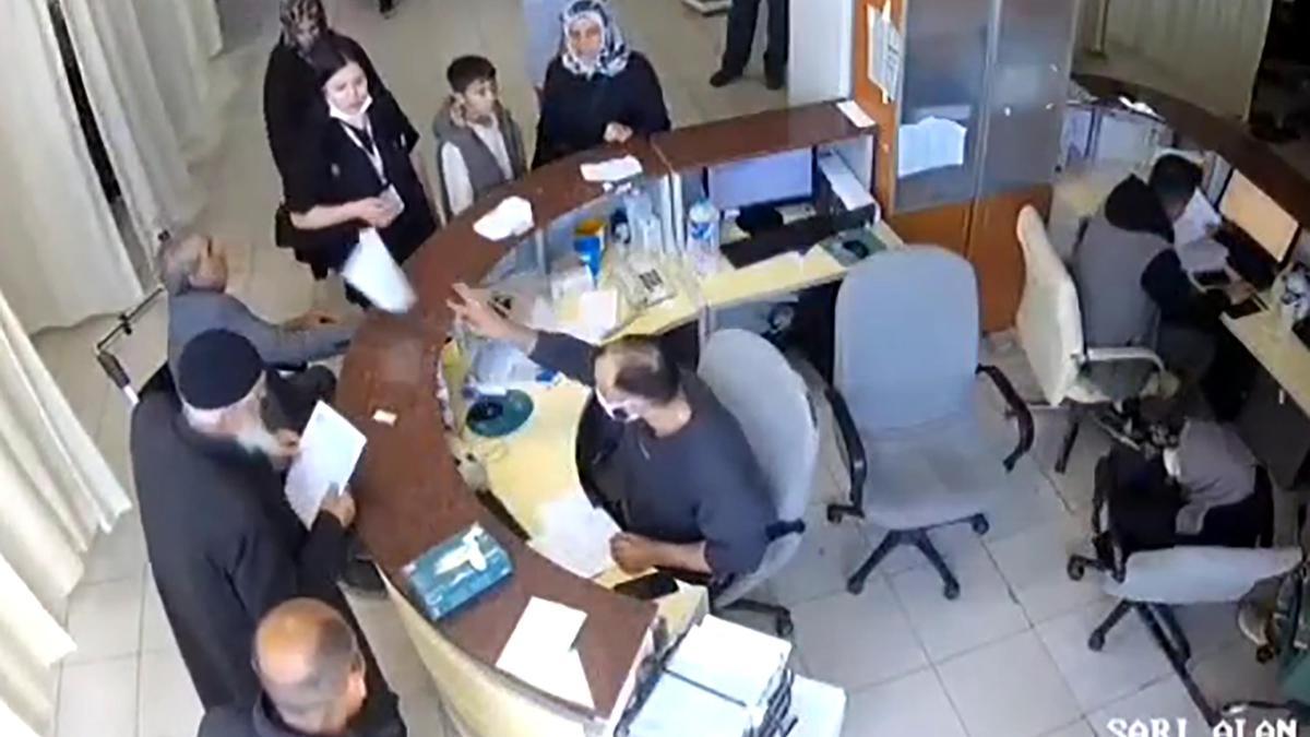 DOKTOR BU NE! Yüzde 95 engelli hastaya kalem fırlattı, hakaret etti: Geberirsin inşallah