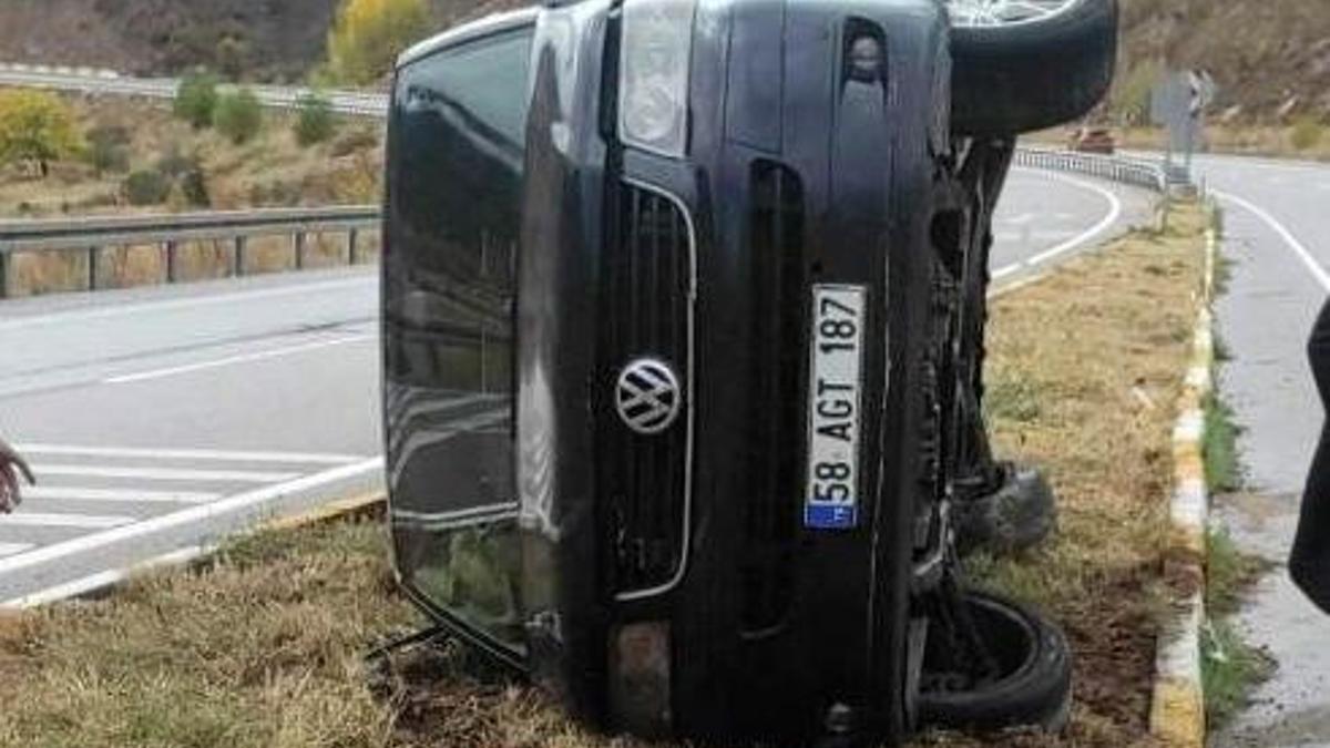 Sivas'ta minibüs devrildi: 2 yaralı