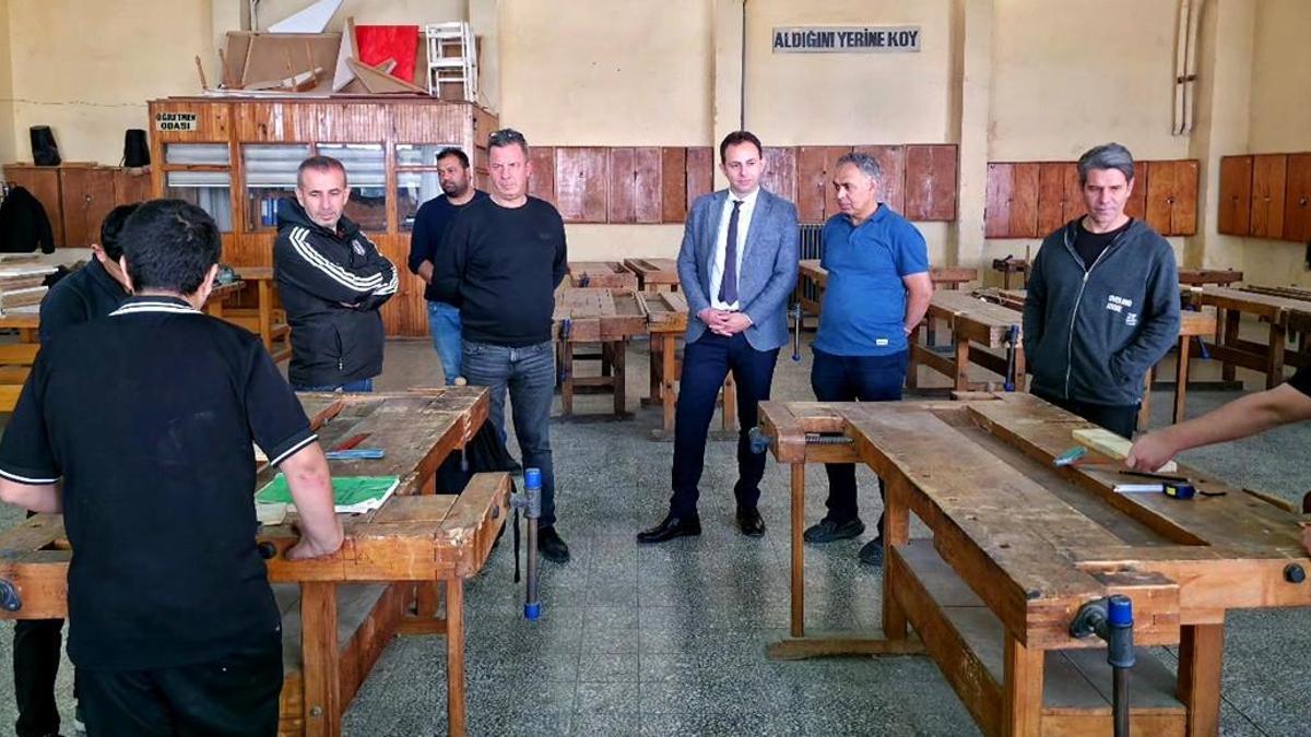 Gelibolu'da meslek liseliler okul sırası ve masa üretiyor
