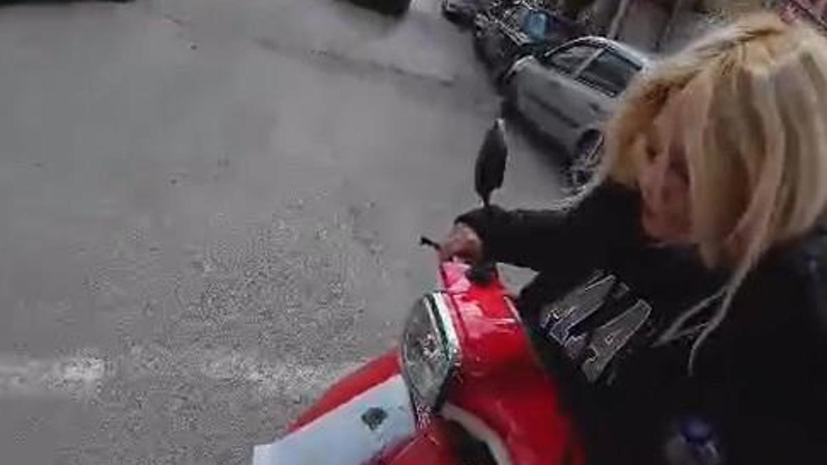 Önüne yaprak düştüğü için kaza yapmış; motosiklet sürücülerinin gülümseten diyaloğu kamerada