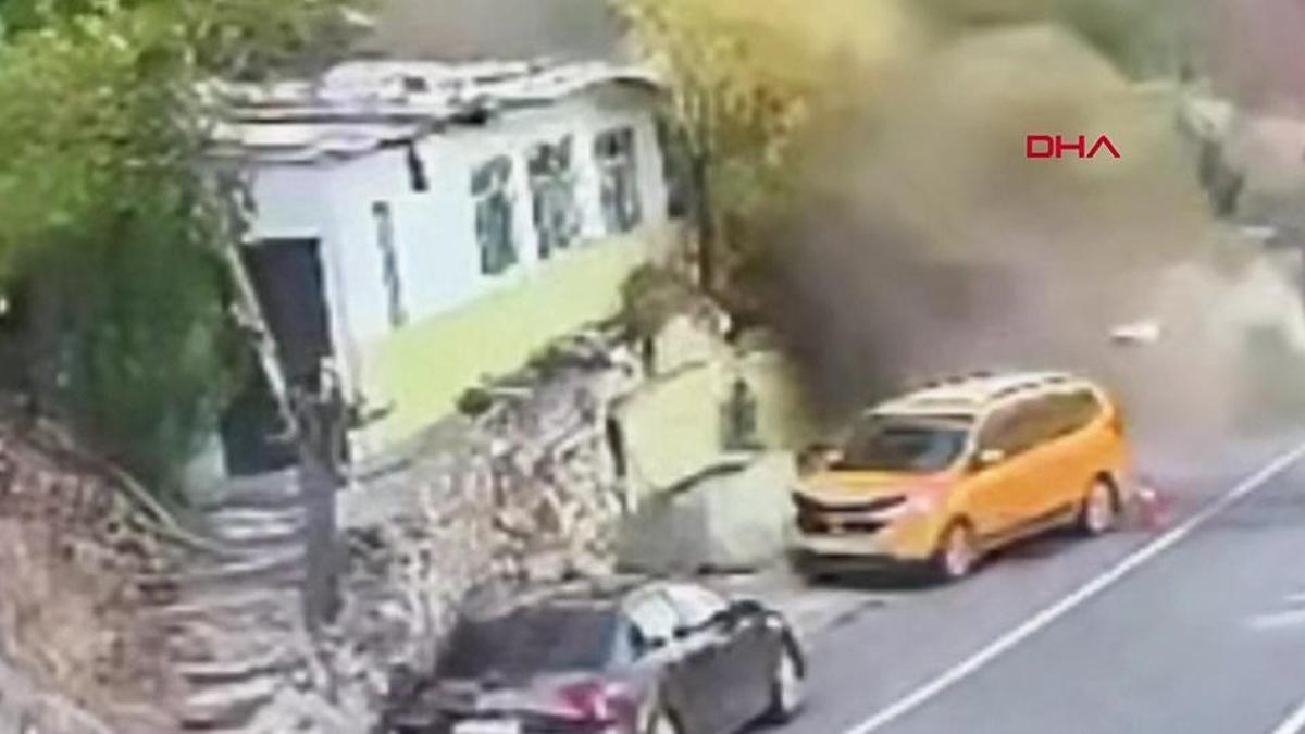 Tunceli'de şoför, düşen kayanın altında kalmaktan son anda kurtuldu