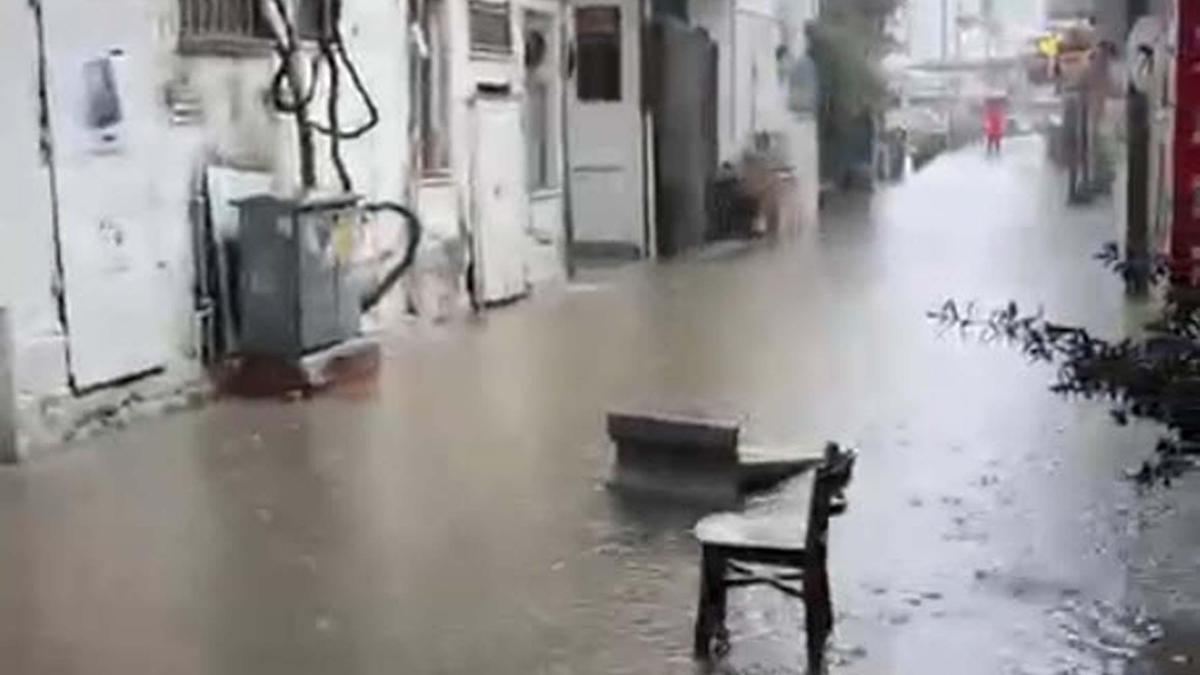 Foça'yı sel aldı! İzmir Valiliği: Selde kaybolan 1 kişi aranıyor