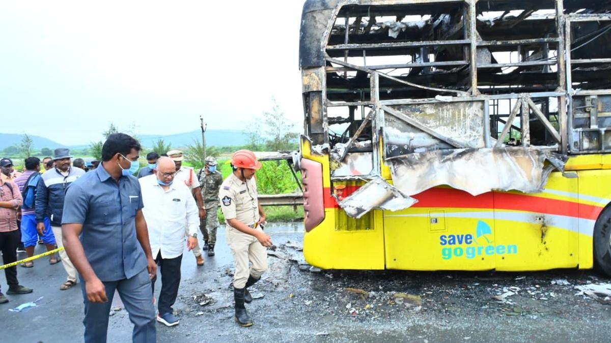 Hindistan'da katliam gibi kaza: 20 kişi yanarak can verdi!