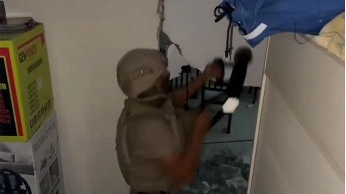 Aranan firariler gizli bölmede yakalandı