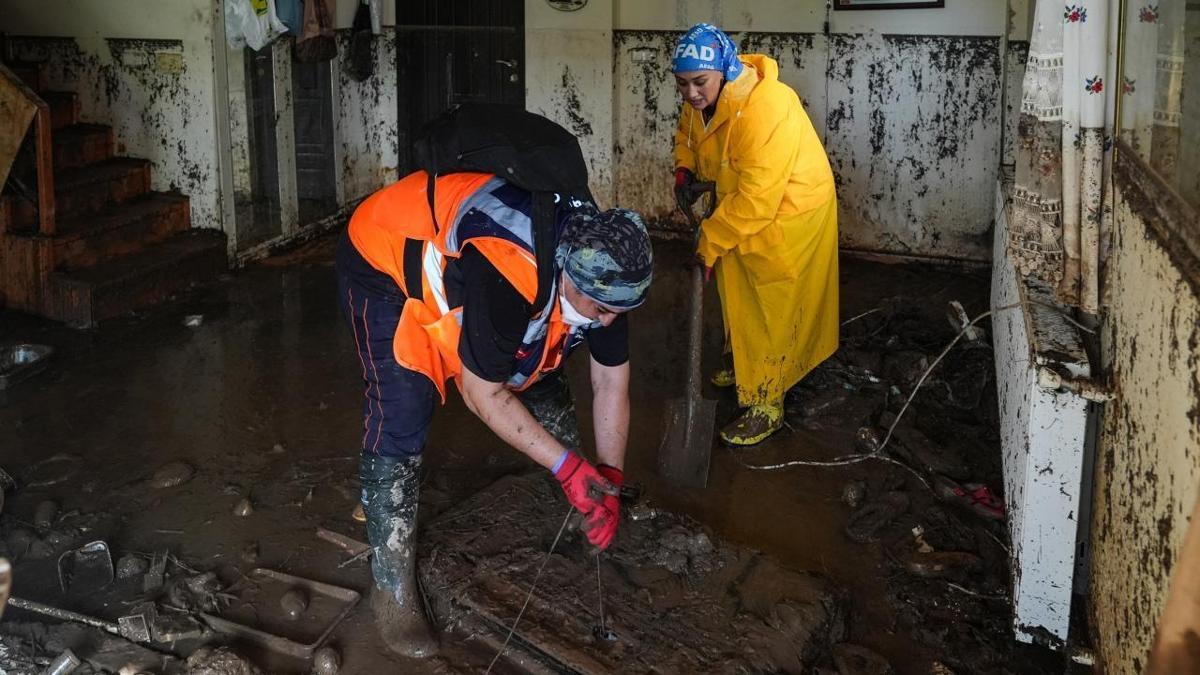Foçada selin yaraları sarılıyor: Zarar gören vatandaşlara ödemeler başlıyor
