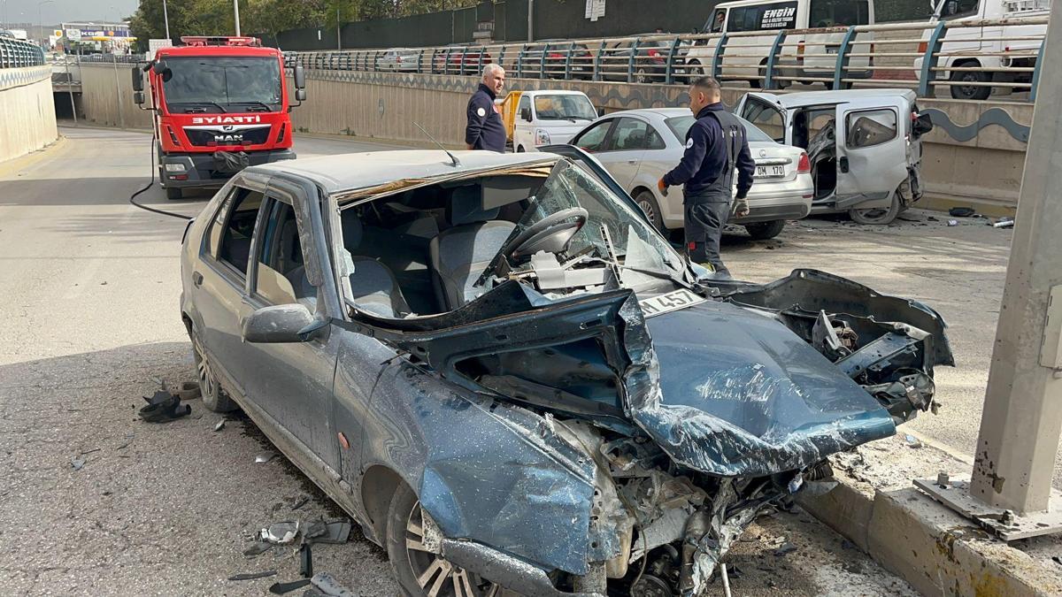 Karşı yöne geçen otomobil, iki araçla çarpıştı: 1i ağır ,5 yaralı