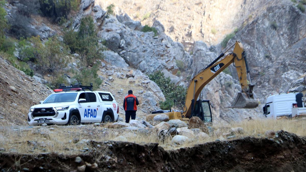 Avaşin Deresi'nde kaybolan İbrahim, ekskavatörle arandı