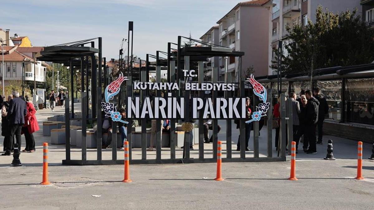 Kütahyada üniversite öğrencileri Narin Parkı'nın saksılarını resimlerle süsledi