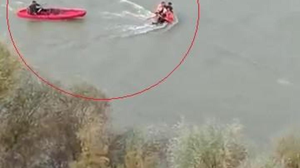 Su seviyesi yükselen nehirde mahsur kalan aile kurtarıldı