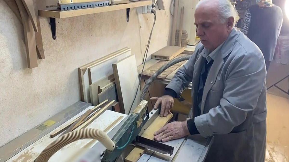 Görmüyor, duymuyor ama yaşama dokunarak tutunuyor