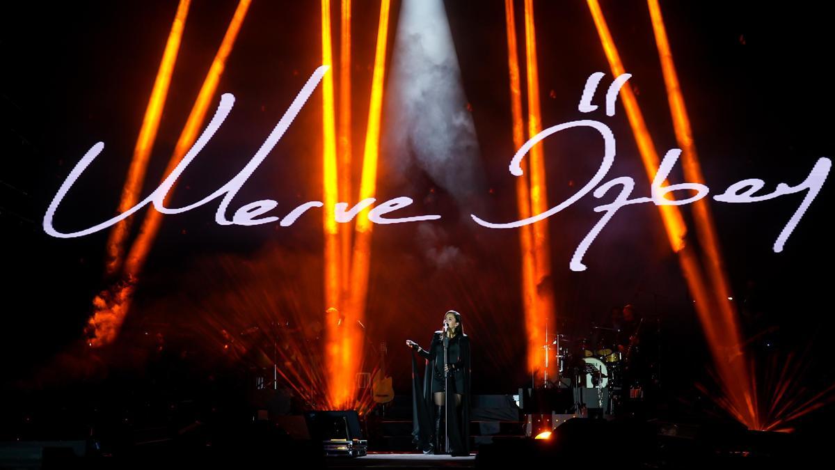 Sanatçı Merve Özbey Mardin Kültür Yolu Festivali'nde konser verdi