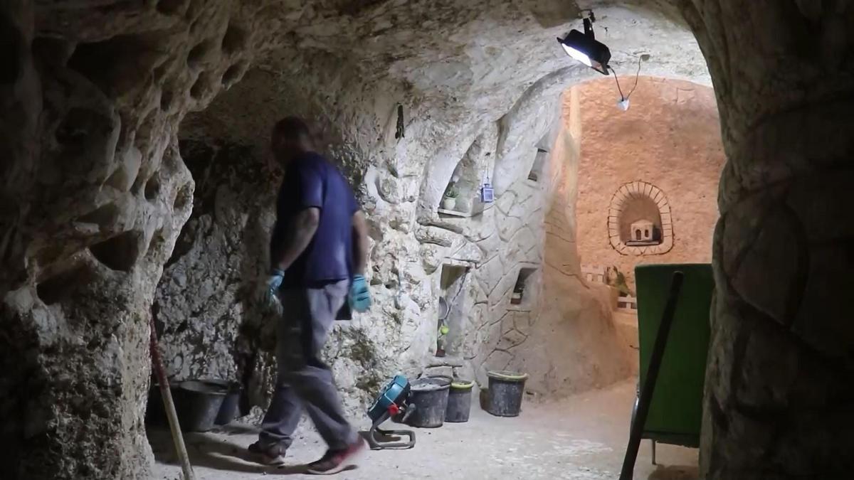 Batı Şeriada mağarayı sığınağa dönüştürdü