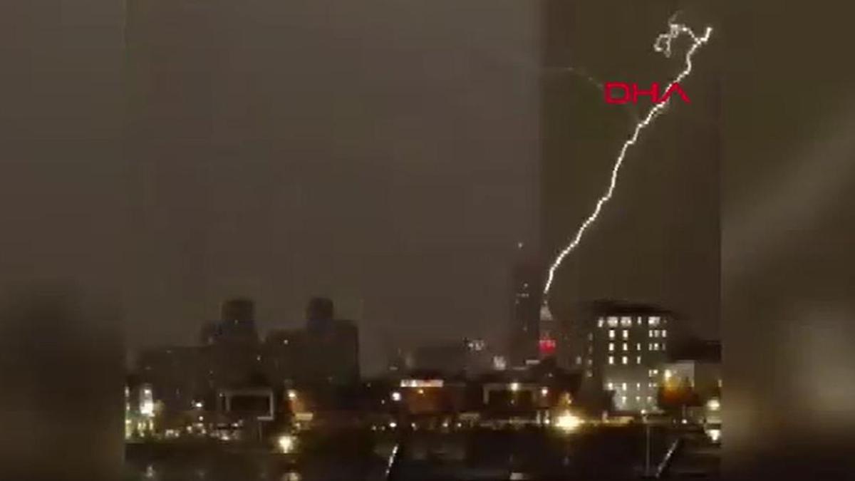 Finans Merkezi'nde bir binaya yıldırım düştü