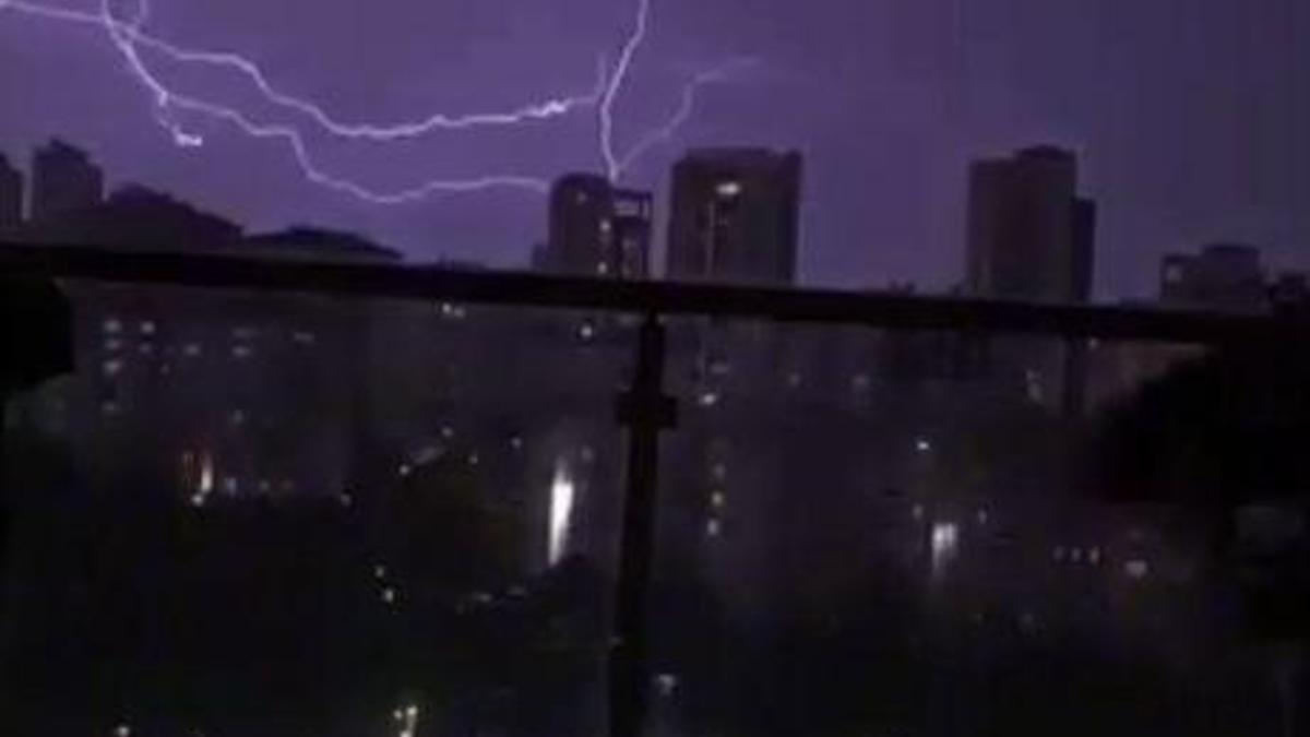 İstanbul - İstanbul'da akşam saatlerinde şimşek ve gök gürültüsü etkili oldu