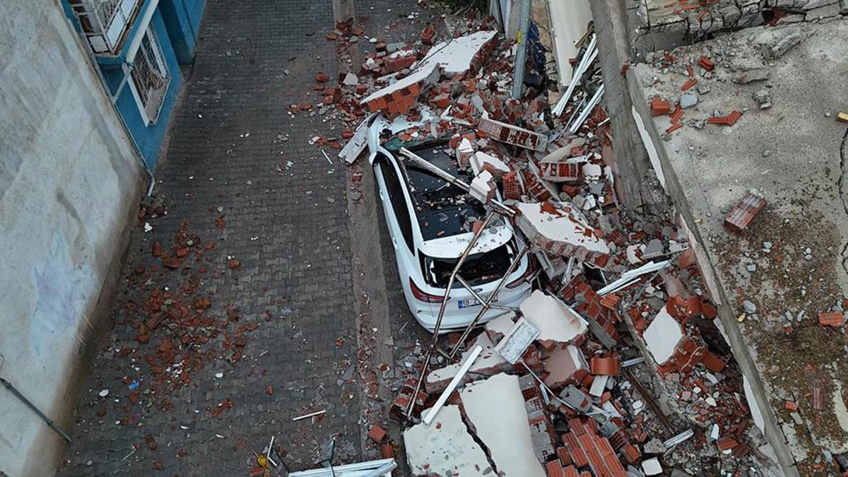 Balıkesir Sındırgı'da son durum: Hasarın boyutu gün ağarınca ortaya çıktı