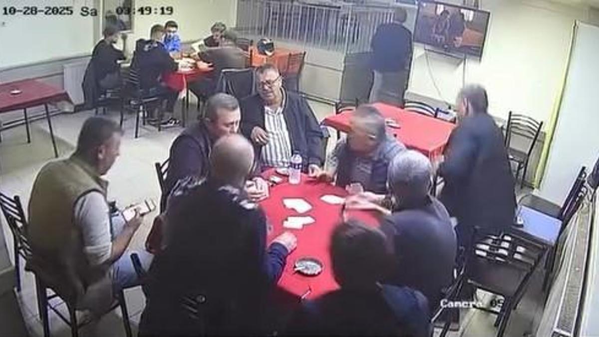 Depreme kıraathanede yakalananlar, panikle dışarı kaçtı