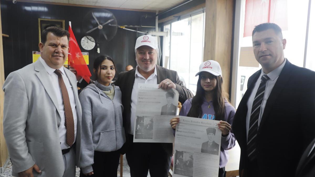 Cumhuriyet'in 102nci yılında 102 öğrenci gazete, bayrak ve şapka dağıttı