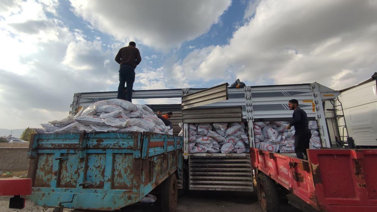 Karlıovada ihtiyaç sahiplerine kömür dağıtımı başladı