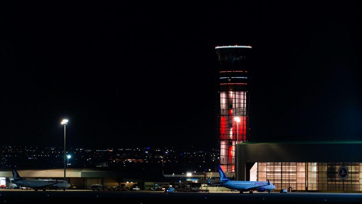 İstanbul'daki havalimanlar 29 Ekim'de kırmızı beyaz olacak